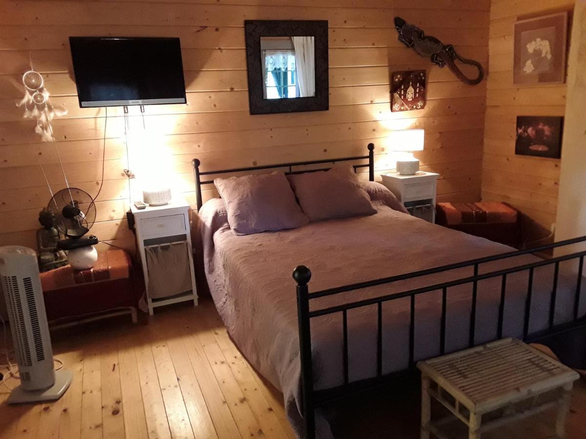 Le Chalet De La Grenouille Verte Tursac Exteriér fotografie