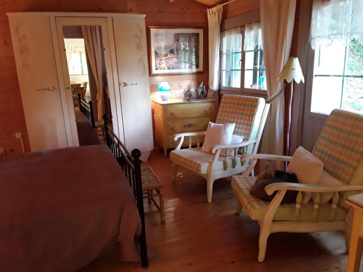 Le Chalet De La Grenouille Verte Tursac Exteriér fotografie